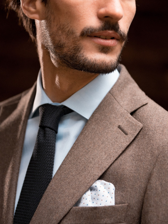 Camisa con cuello italiano y puños de mosquetero