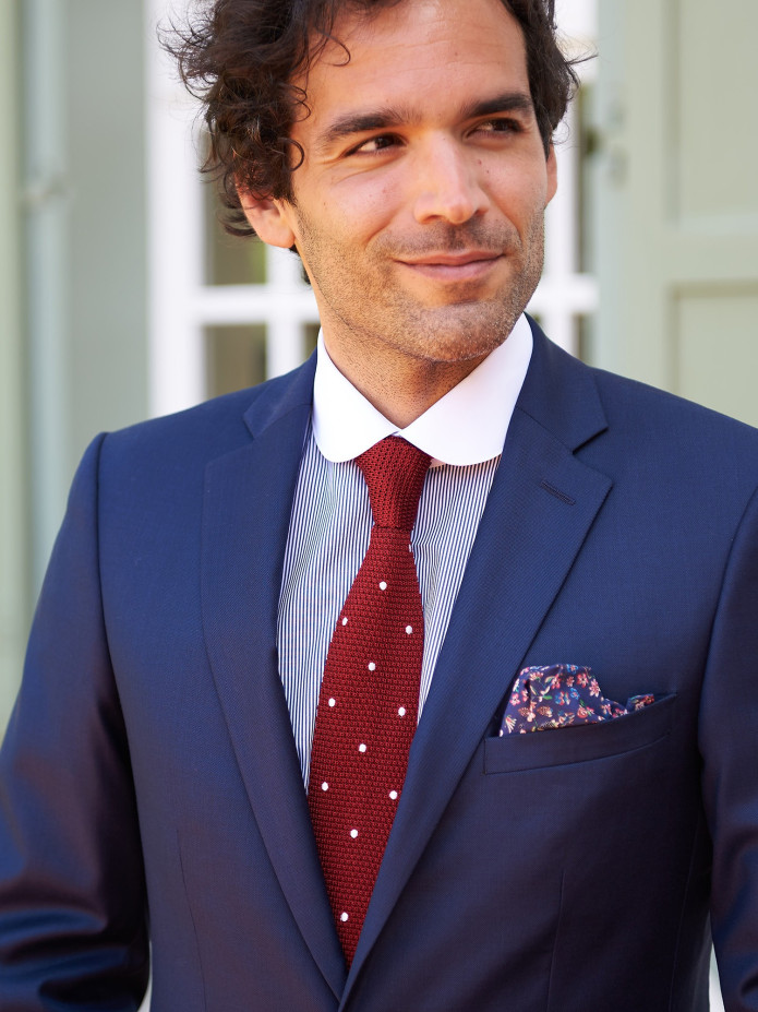 Corbata de punto de seda rojo granate con lunares blancos