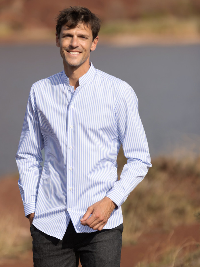 Camisa antiarrugas de cuello recto con rayas azul cielo