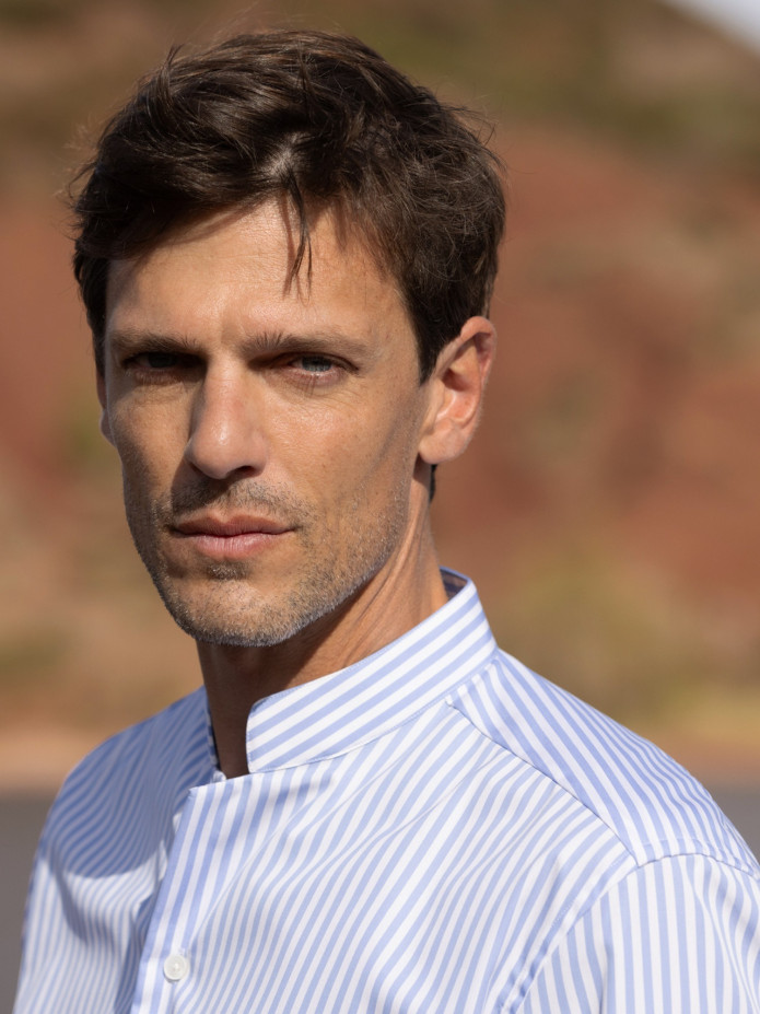 Camisa antiarrugas de cuello recto con rayas azul celeste