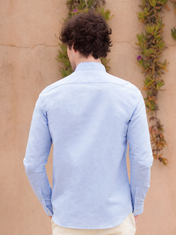 Camisa con cuello invertido de lino y algodón azul celeste