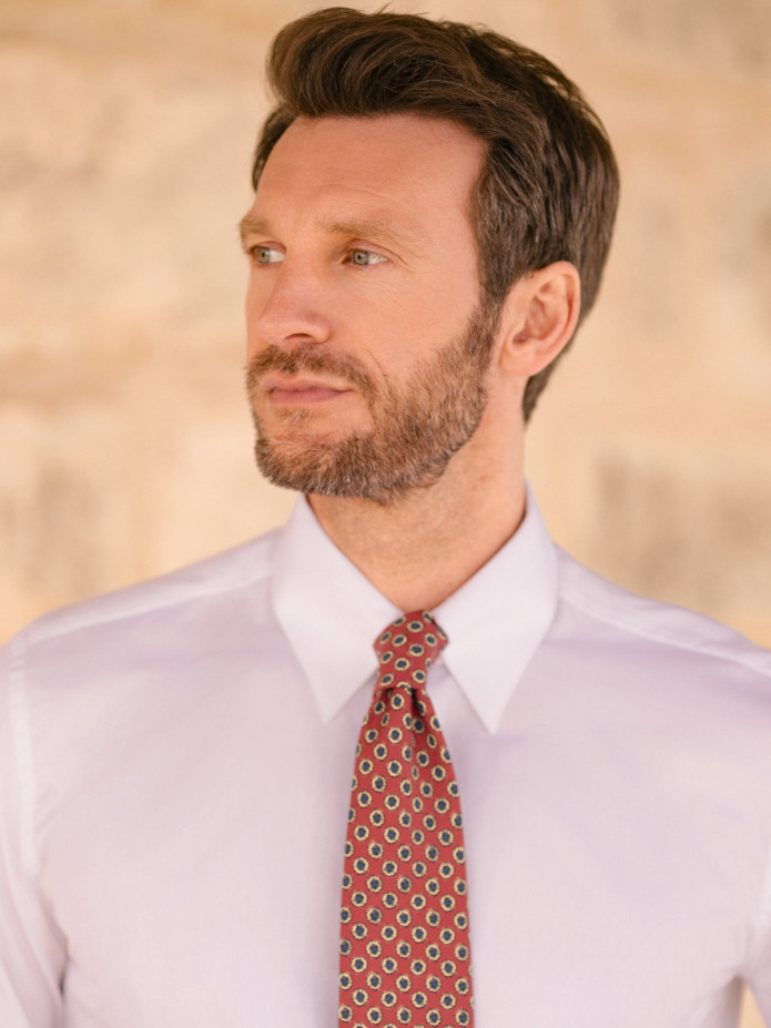 Camisa blanca con cuello inglés y puños dobles