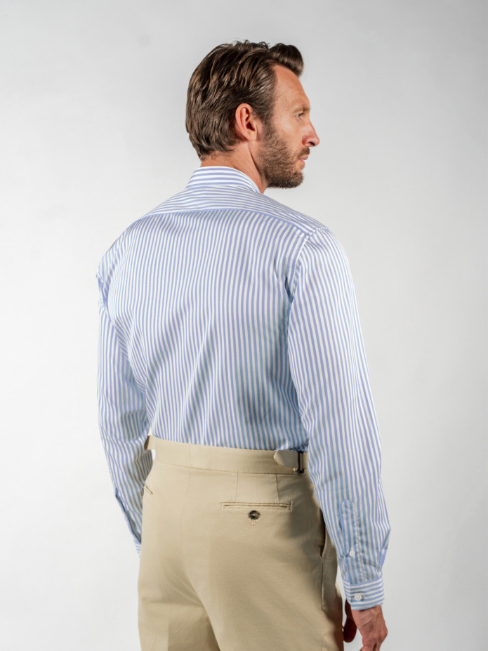 Camisa antiarrugas de cuello recto con rayas azul cielo