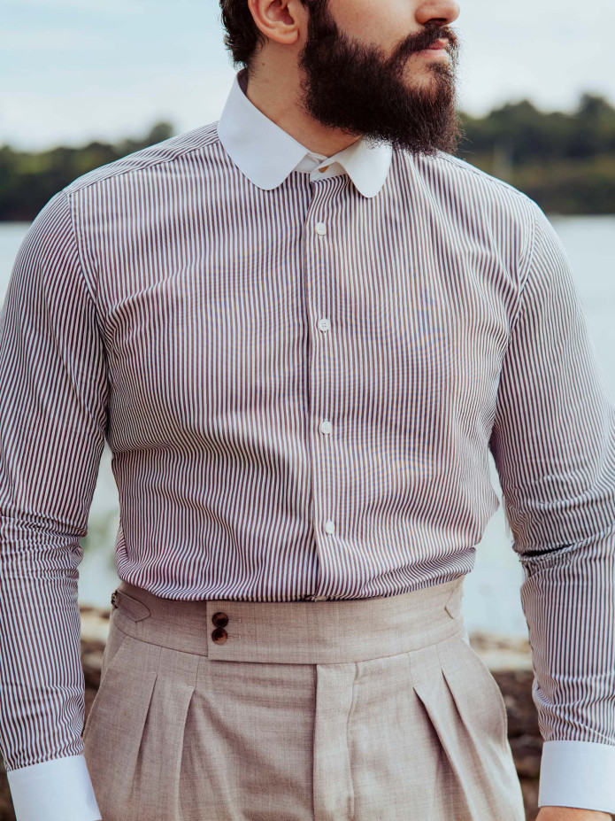 Camisa de cuello redondo con rayas marrones