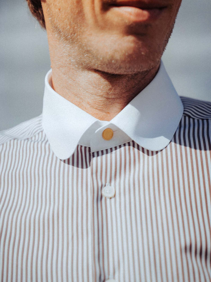 Camisa de cuello redondo con rayas marrones