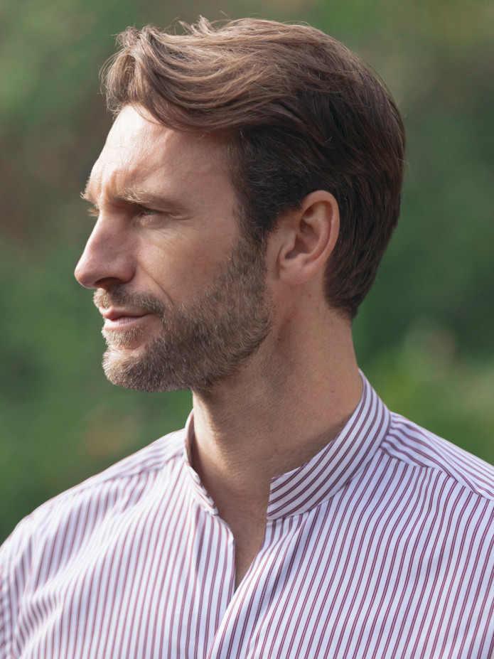 Camisa cuello recto abierto a rayas burdeos