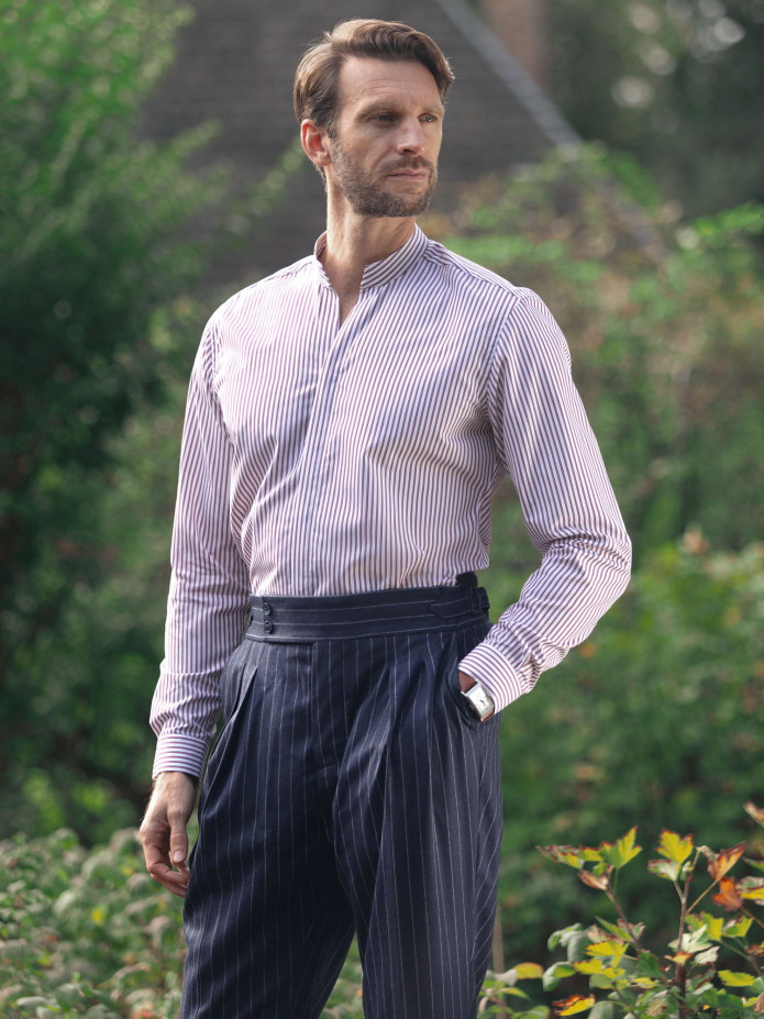 Camisa cuello recto abierto a rayas burdeos