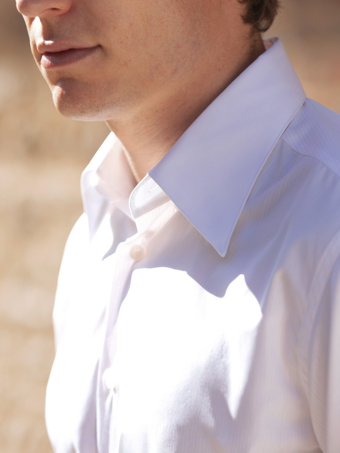 Camisa cuello francés blanca con rayas rosas