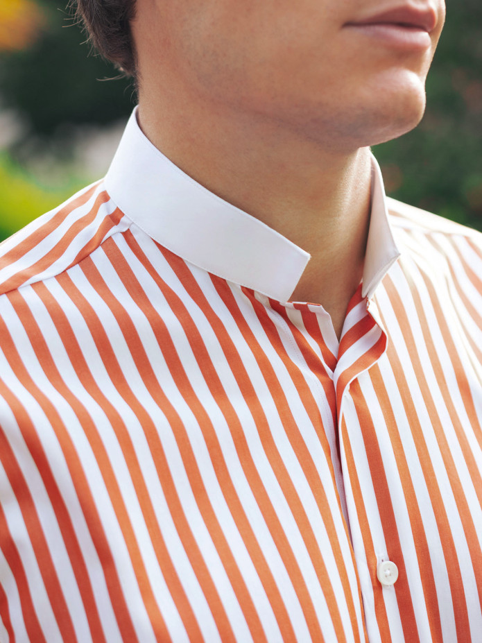 Camisa cuello invertido con rayas naranjas
