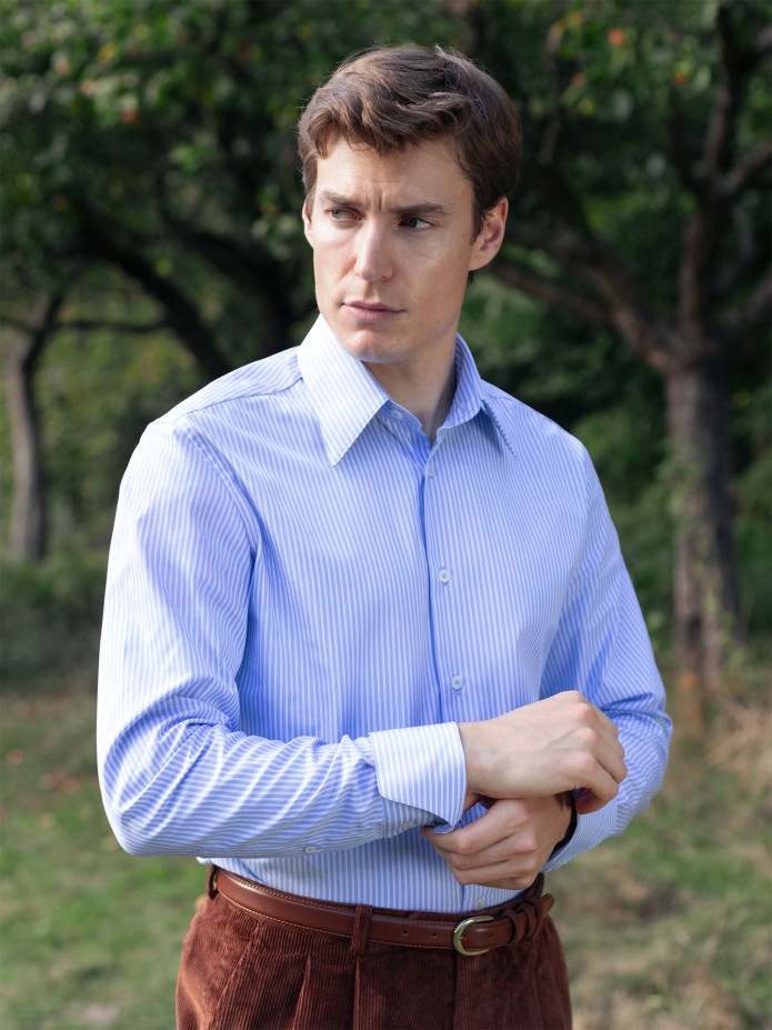 Camisa de cuello clásico azul con rayas blancas