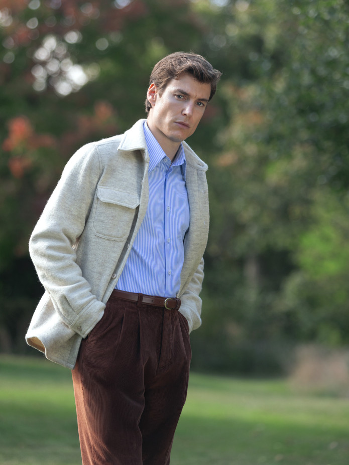 Camisa de cuello clásico azul con rayas blancas