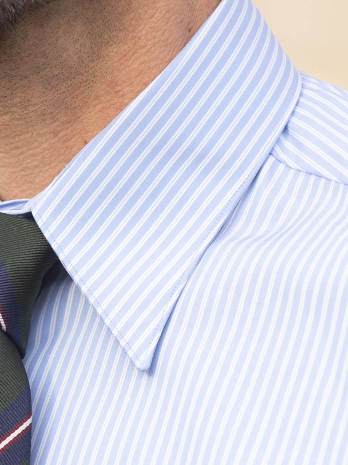 Camisa de cuello clásico azul con rayas blancas