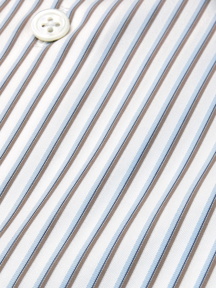 Camisa cuello alfiler con rayas marrón y celeste