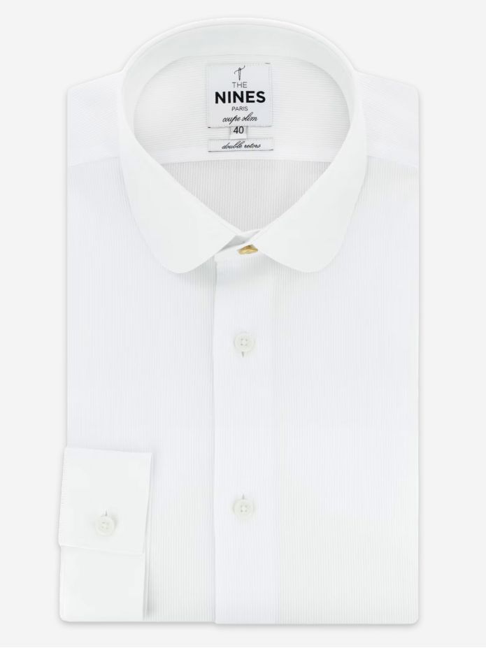 Camisa de cuello redondo en dobby blanco con botón dorado