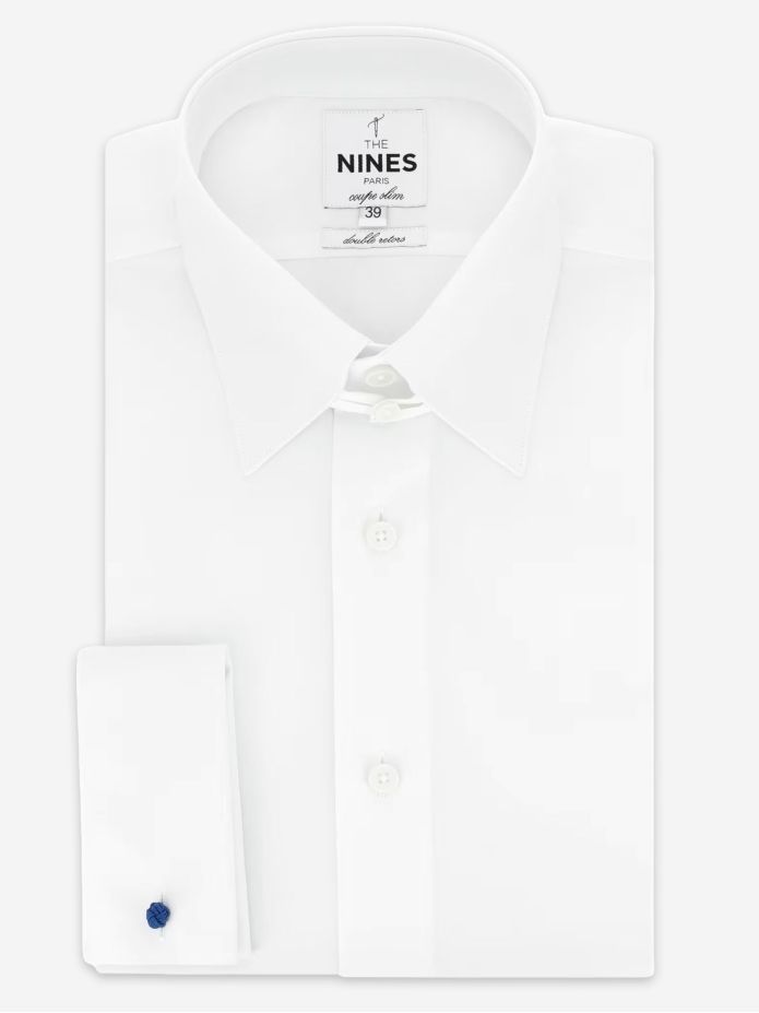 Camisa blanca de cuello inglés con puños de mosquetero