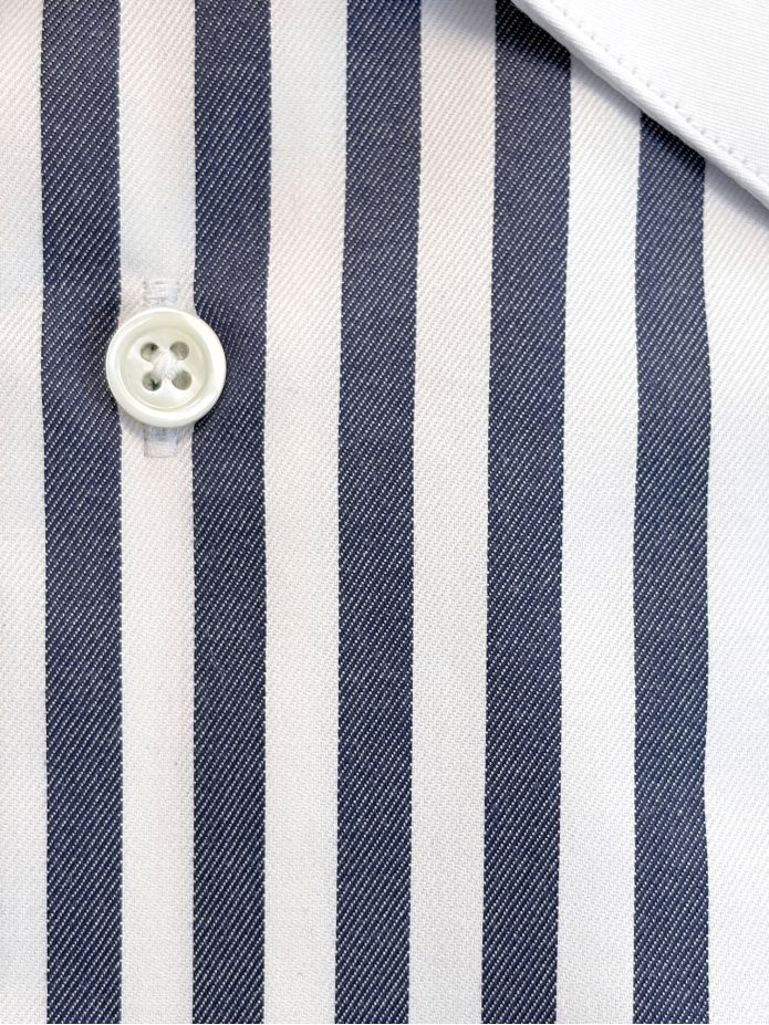 Camisa de cuello francés a rayas azul marino con puños de gemelos