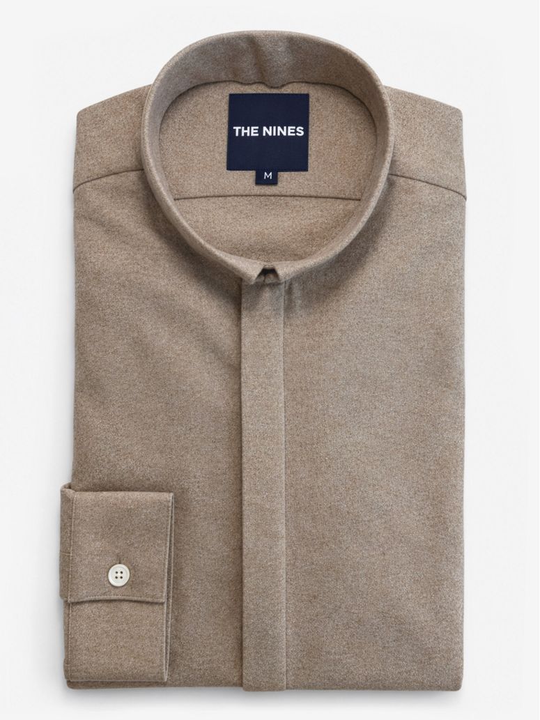 Camisa de cuello italiano invertido en franela beige
