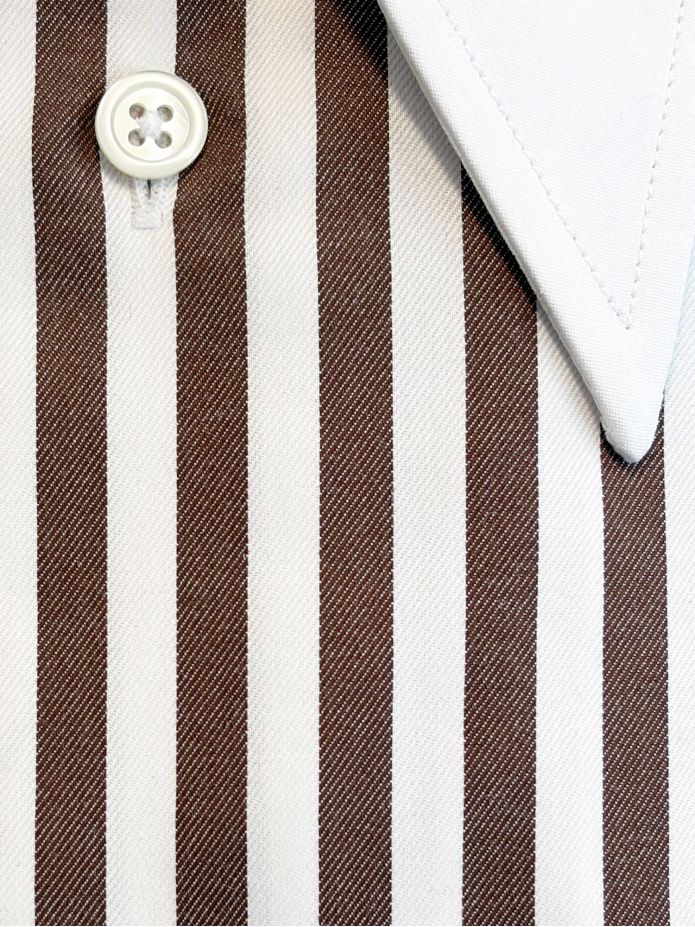 Camisa de cuello de punta a rayas marrón