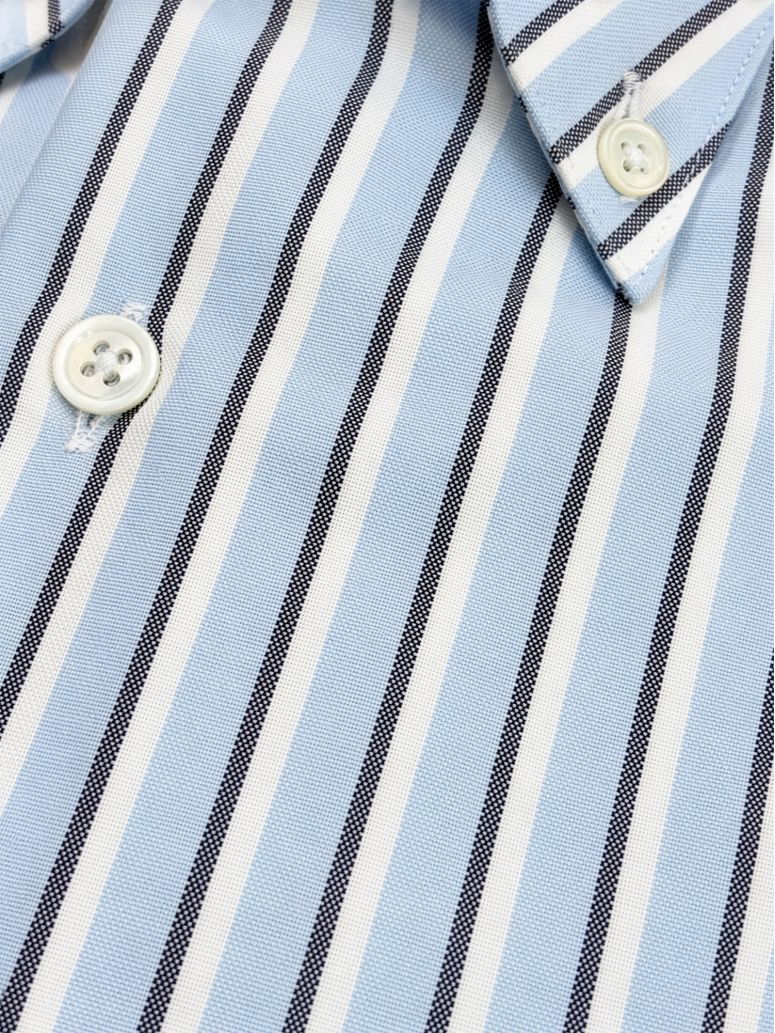 Camisa de cuello americano a rayas azul cielo y azul marino