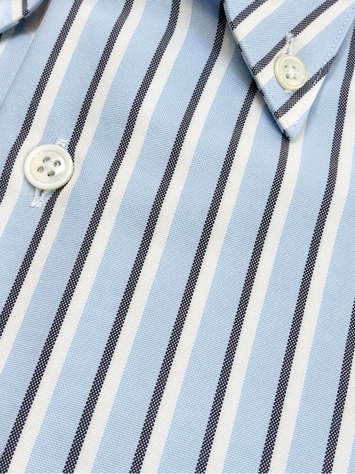 Camisa de cuello americano a rayas azul cielo y azul marino