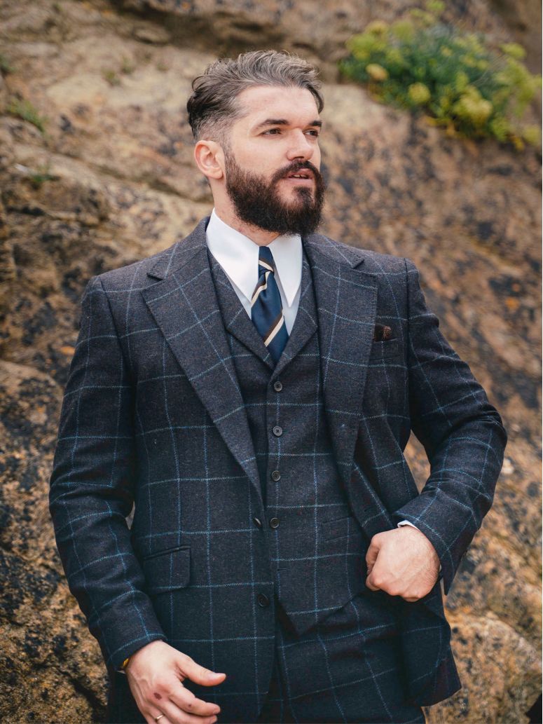 Corbata club de seda azul marino con rayas marrones y crema