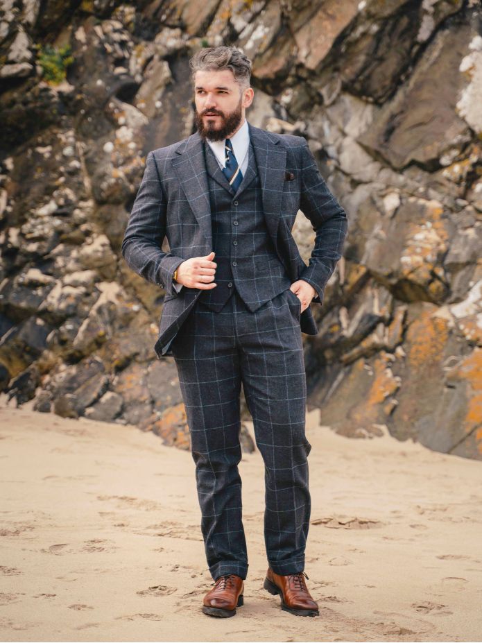 Corbata club de seda azul marino con rayas marrones y crema