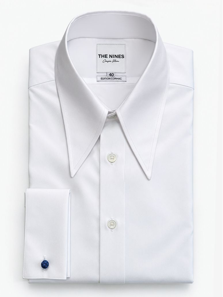 Camisa blanca con cuello de puntas largas