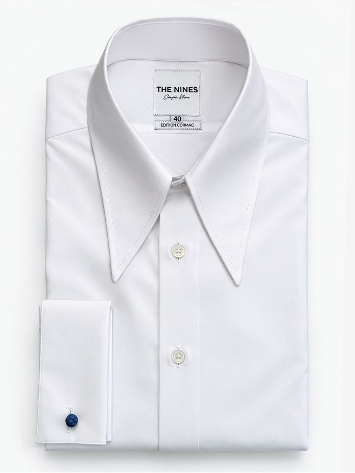 Camisa blanca con cuello de puntas largas