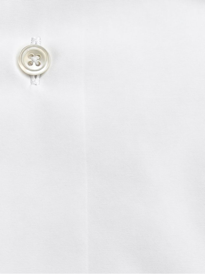 Camisa blanca con cuello de puntas largas