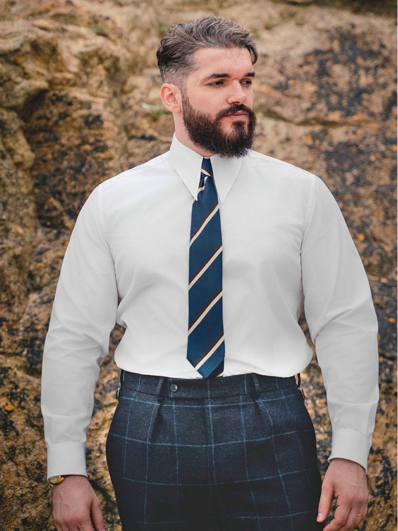 Camisa blanca con cuello de puntas largas