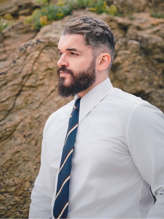 Camisa blanca con cuello de puntas largas