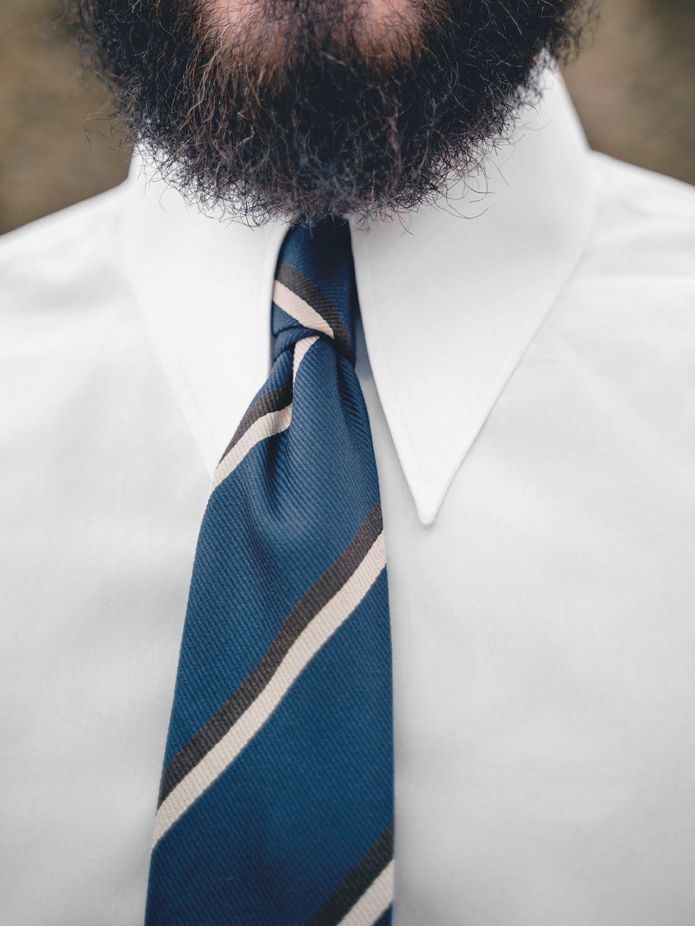 Camisa blanca con cuello de puntas largas