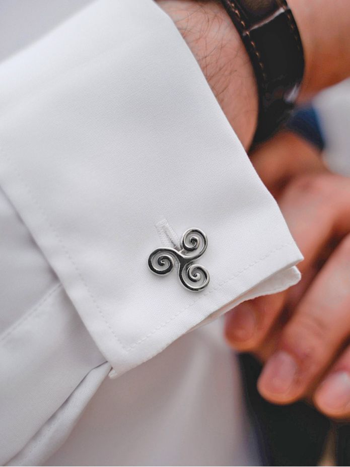 Camisa blanca con cuello de puntas largas