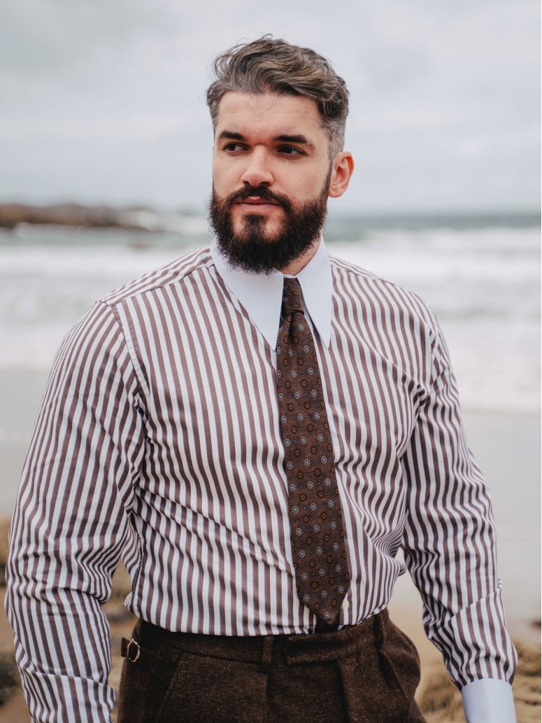 Camisa de rayas marrones con cuello de puntas largas