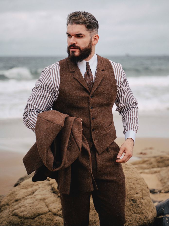 Camisa de rayas marrones con cuello de puntas largas