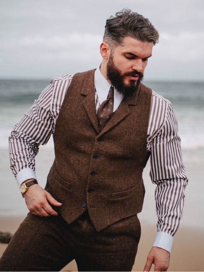 Camisa de rayas marrones con cuello de puntas largas