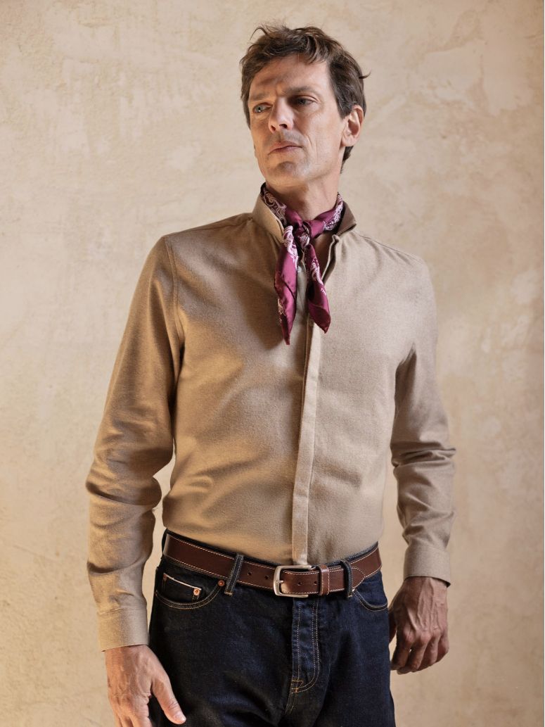 Camisa de cuello italiano invertido en franela beige