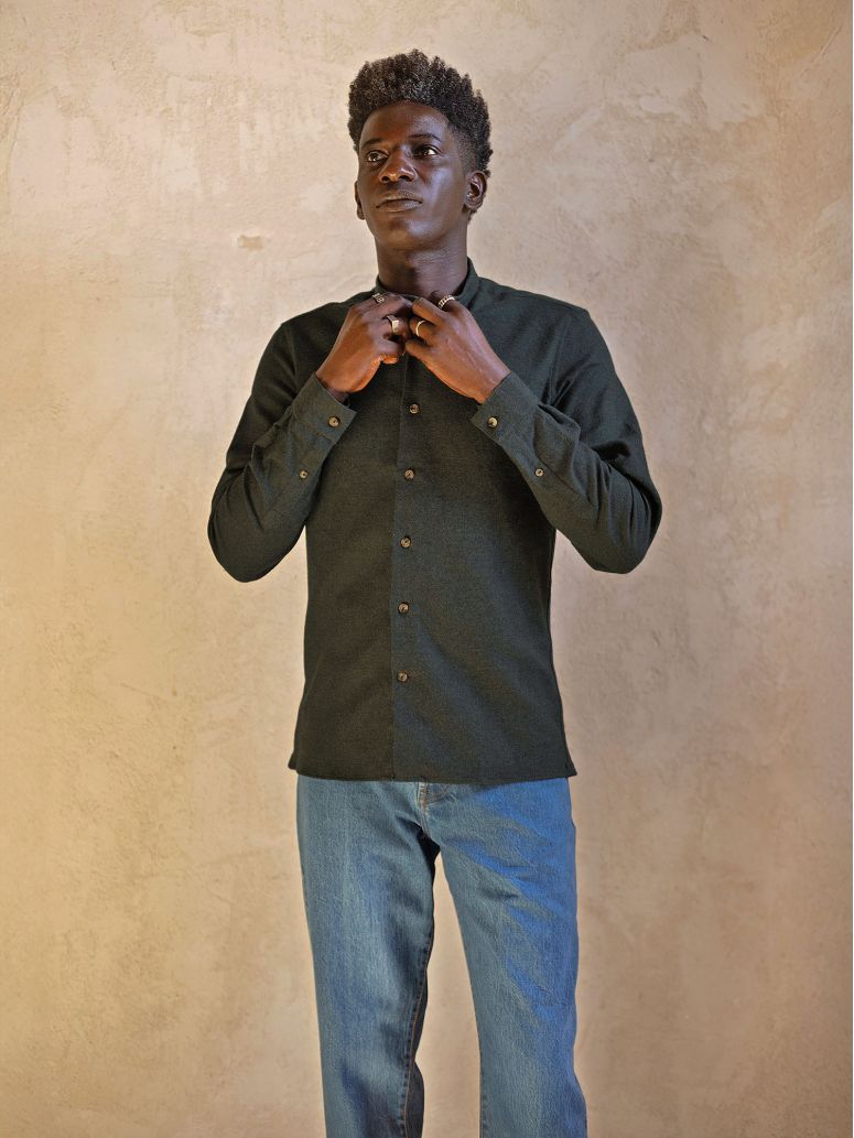 camisa de cuello mao en franela verde bosque