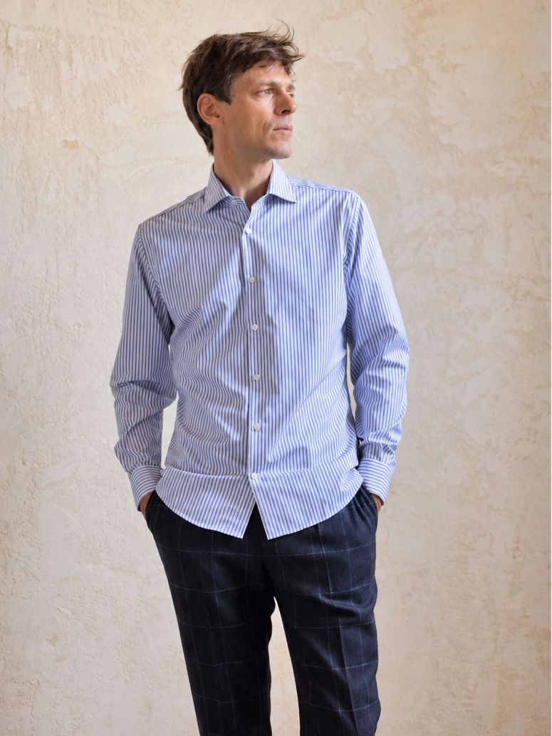 Camisa de cuello italiano inarrugable a rayas azul marino