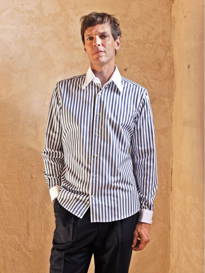 Camisa de cuello francés a rayas azul marino con puños de gemelos