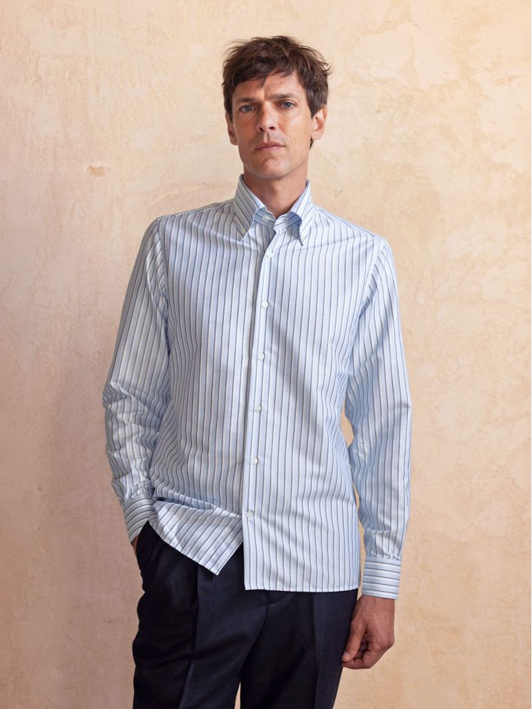 Camisa de cuello americano a rayas azul cielo y azul marino