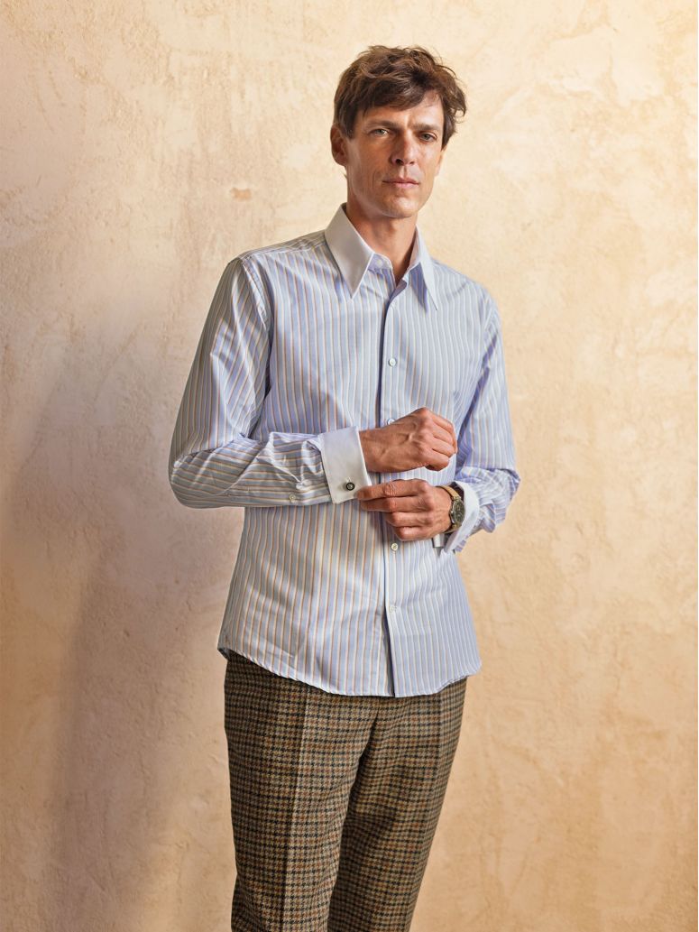 Camisa de cuello de punta a rayas azul cielo y marrón