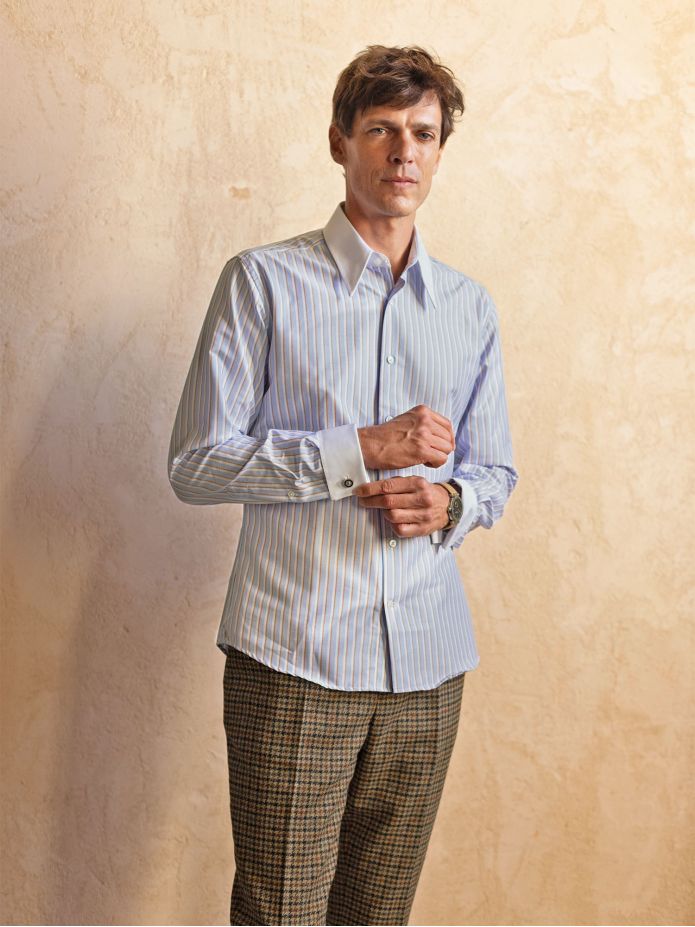 Camisa de cuello de punta a rayas azul cielo y marrón