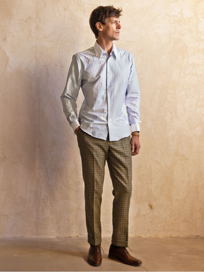 Camisa de cuello de punta a rayas azul cielo y marrón