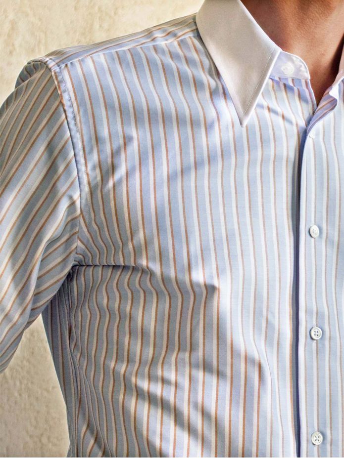 Camisa de cuello de punta a rayas azul cielo y marrón