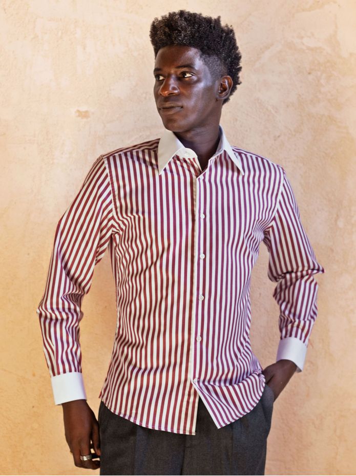 Camisa de cuello francés inarrugable a rayas burdeos