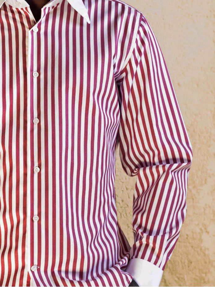 Camisa de cuello francés inarrugable a rayas burdeos
