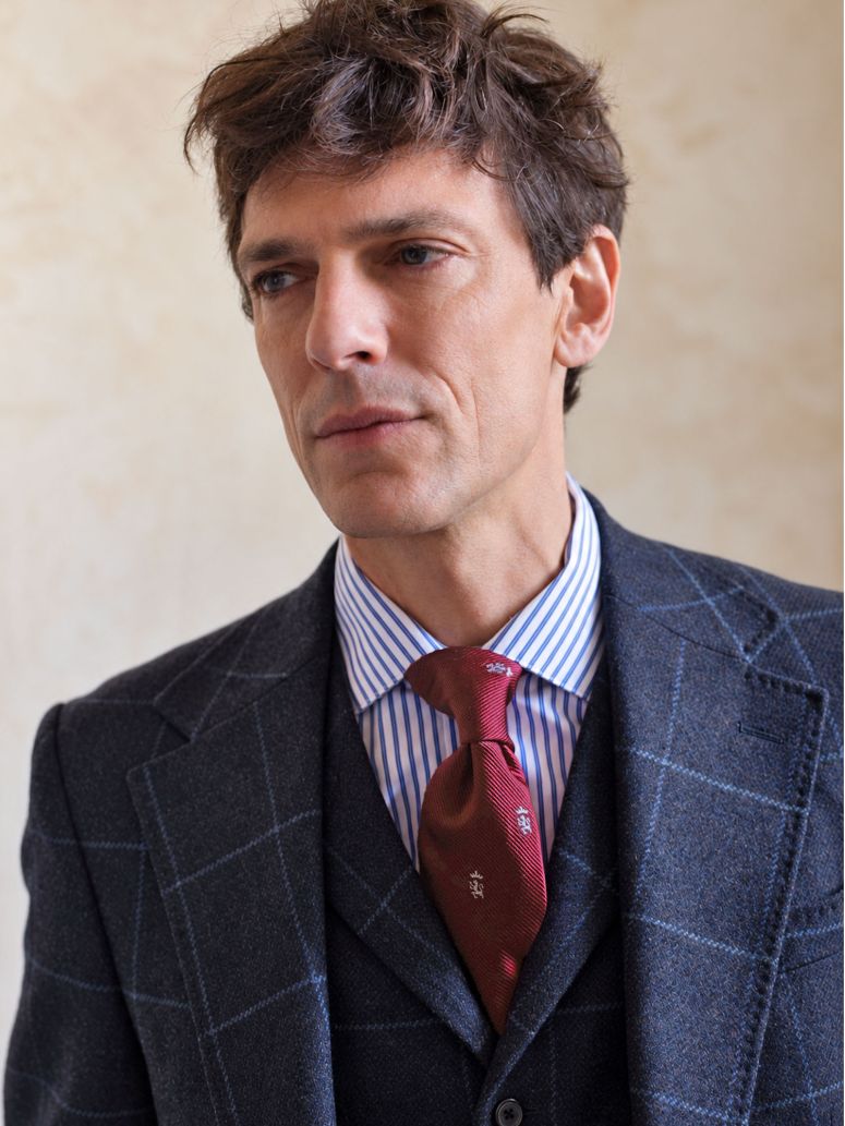 Corbata de seda burdeos con motivos de leones