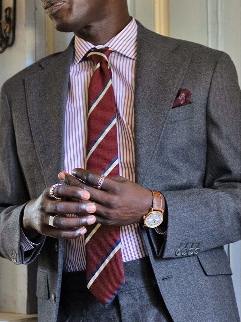 Corbata de club de seda burdeos con rayas azul marino y crema