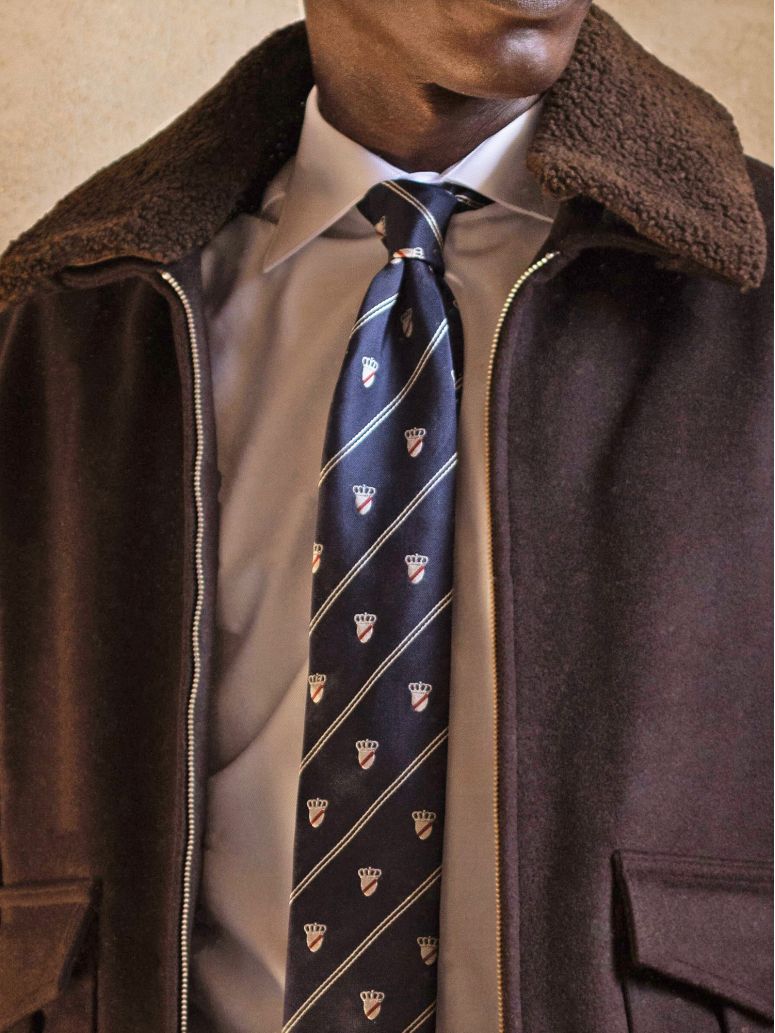 Corbata de seda azul marino con motivos de escudos